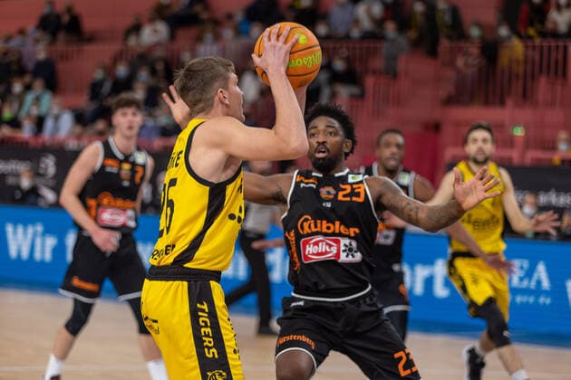 Till Joenke (Tigers Tuebingen, 26) Raiquan Leeandre Clark (wiha Panthers Schwenningen, 23) Tigers Tuebingen vs. wiha Panthers Schwenningen, 2. Basketball Bundesliga, Pro A, Barmer 2 Basketball, 15. Spieltag , Spielzeit 2021 2022, 23.12.2021 Tigers Tuebingen vs wiha Panthers Schwenningen, 2. Basketball Bundesliga, Pro A, Barmer 2 Basketball, 15. Spieltag, Spielzeit 2021 2022, 23.12.2021 Tuebingen Copyright: xNinaxSanderx xEibnerxPressefotox EP_NSR