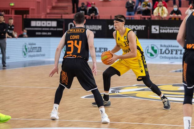 David Cohn (wiha Panthers Schwenningen, 34) Daniel Keppeler (Tigers Tuebingen, 31) Tigers Tuebingen vs. wiha Panthers Schwenningen, 2. Basketball Bundesliga, Pro A, Barmer 2 Basketball, 15. Spieltag , Spielzeit 2021 2022, 23.12.2021 Tigers Tuebingen vs wiha Panthers Schwenningen, 2. Basketball Bundesliga, Pro A, Barmer 2 Basketball, 15. Spieltag, Spielzeit 2021 2022, 23.12.2021 Tuebingen Copyright: xNinaxSanderx xEibnerxPressefotox EP_NSR