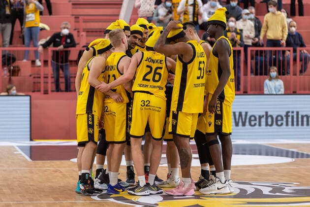 Tigers Tuebingen jubelt ueber den Sieg in Weihnachtsmuetzen Tigers Tuebingen vs. wiha Panthers Schwenningen, 2. Basketball Bundesliga, Pro A, Barmer 2 Basketball, 15. Spieltag , Spielzeit 2021 2022, 23.12.2021 Tigers Tuebingen vs wiha Panthers Schwenningen, 2. Basketball Bundesliga, Pro A, Barmer 2 Basketball, 15. Spieltag, Spielzeit 2021 2022, 23.12.2021 Tuebingen Copyright: xNinaxSanderx xEibnerxPressefotox EP_NSR