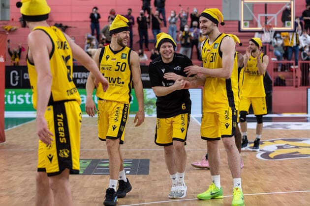 Tigers Tuebingen jubelt ueber den Sieg in Weihnachtsmuetzen Tigers Tuebingen vs. wiha Panthers Schwenningen, 2. Basketball Bundesliga, Pro A, Barmer 2 Basketball, 15. Spieltag , Spielzeit 2021 2022, 23.12.2021 Tigers Tuebingen vs wiha Panthers Schwenningen, 2. Basketball Bundesliga, Pro A, Barmer 2 Basketball, 15. Spieltag, Spielzeit 2021 2022, 23.12.2021 Tuebingen Copyright: xNinaxSanderx xEibnerxPressefotox EP_NSR