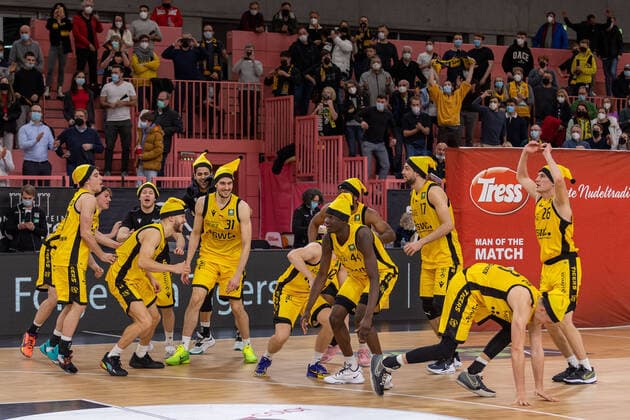 Tigers Tuebingen jubelt ueber den Sieg in Weihnachtsmuetzen Tigers Tuebingen vs. wiha Panthers Schwenningen, 2. Basketball Bundesliga, Pro A, Barmer 2 Basketball, 15. Spieltag , Spielzeit 2021 2022, 23.12.2021 Tigers Tuebingen vs wiha Panthers Schwenningen, 2. Basketball Bundesliga, Pro A, Barmer 2 Basketball, 15. Spieltag, Spielzeit 2021 2022, 23.12.2021 Tuebingen Copyright: xNinaxSanderx xEibnerxPressefotox EP_NSR