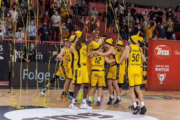 Tigers Tuebingen jubelt ueber den Sieg in Weihnachtsmuetzen Tigers Tuebingen vs. wiha Panthers Schwenningen, 2. Basketball Bundesliga, Pro A, Barmer 2 Basketball, 15. Spieltag , Spielzeit 2021 2022, 23.12.2021 Tigers Tuebingen vs wiha Panthers Schwenningen, 2. Basketball Bundesliga, Pro A, Barmer 2 Basketball, 15. Spieltag, Spielzeit 2021 2022, 23.12.2021 Tuebingen Copyright: xNinaxSanderx xEibnerxPressefotox EP_NSR