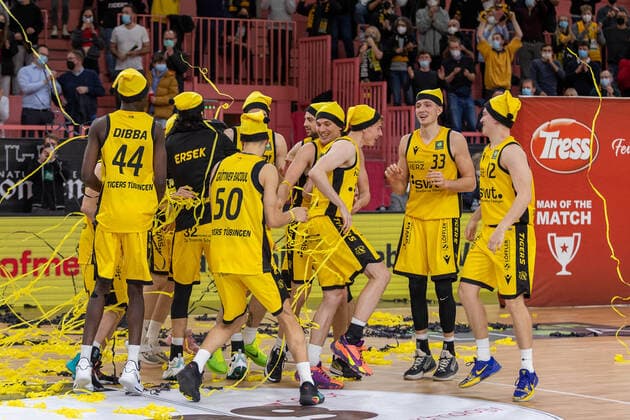 Tigers Tuebingen jubelt ueber den Sieg in Weihnachtsmuetzen Tigers Tuebingen vs. wiha Panthers Schwenningen, 2. Basketball Bundesliga, Pro A, Barmer 2 Basketball, 15. Spieltag , Spielzeit 2021 2022, 23.12.2021 Tigers Tuebingen vs wiha Panthers Schwenningen, 2. Basketball Bundesliga, Pro A, Barmer 2 Basketball, 15. Spieltag, Spielzeit 2021 2022, 23.12.2021 Tuebingen Copyright: xNinaxSanderx xEibnerxPressefotox EP_NSR
