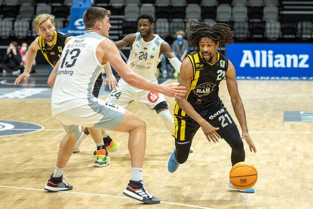 Jonathan Maier (Nuernberg Falcons BC, 13), Rohndell Domminic Goodwin (VfL Kirchheim Knights, 21), Nuernberg Falcons BC vs. VfL Kirchheim Knights, Basketball, 2. Bundesliga Pro A, 15. Spieltag, 23.12.2021 Nuernberg Falcons BC vs. VfL Kirchheim Knights, Basketball, 2. Bundesliga Pro A, 15. Spieltag, 23.12.2021 Nuernberg Copyright: xEIBNER GuenerxSantemizx EP_GSZ