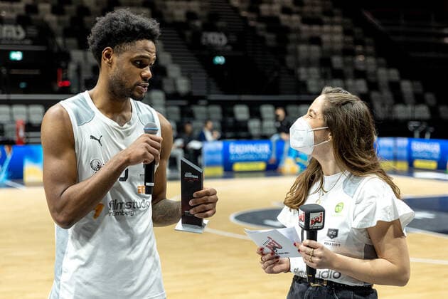 Antonio Davis (Nuernberg Falcons BC, 03), MVP Fan Award, Monja Lutz (Radio energy Nuernberg), Nuernberg Falcons BC vs. VfL Kirchheim Knights, Basketball, 2. Bundesliga Pro A, 15. Spieltag, 23.12.2021 Nuernberg Falcons BC vs. VfL Kirchheim Knights, Basketball, 2. Bundesliga Pro A, 15. Spieltag, 23.12.2021 Nuernberg Copyright: xEIBNER GuenerxSantemizx EP_GSZ