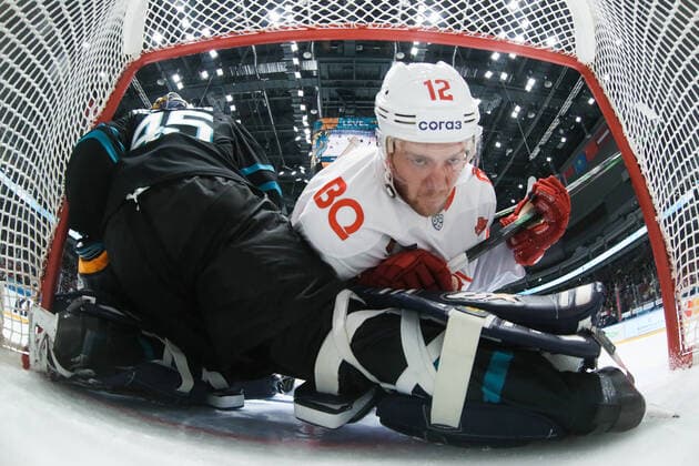 Bilder des Jahres 2021, Sport 12 Dezember Sport Themen der Woche KW51 Sport Bilder des Tages SOCHI, RUSSIA â€“ DECEMBER 25, 2021: HC Sochi goaltender Magnus Hellberg (L) defends against Spartak Moscowâ€™s Vyacheslav Solodukhin in their 2021 2022 KHL Regular Season Ice hockey, Eishockey match at the Bolshoy Ice Dome; Spartak won 3-2. Dmitry Feoktistov TASS  TS11D572