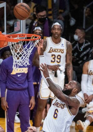 December 25, 2021, Los Angeles, California, USA: LeBron James 6 of the Los Angeles Lakers puts up a layup during their NBA, Basketball Herren, USA home game against the Brooklyn Nets on Saturday December 25, 2021 at Crypto.com Arena in Los Angeles, California. Lakers lose to Nets, 115-122. PI Los Angeles USA - ZUMAp124 20211225_zaa_p124_003 Copyright: xJAVIERxROJASx