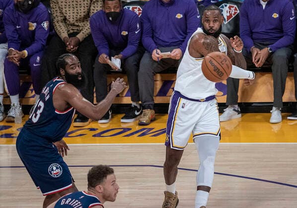December 25, 2021, Los Angeles, California, USA: LeBron James 6 of the Los Angeles Lakers passes the ball during their NBA, Basketball Herren, USA home game against the Brooklyn Nets on Saturday December 25, 2021 at Crypto.com Arena in Los Angeles, California. Lakers lose to Nets, 115-122. PI Los Angeles USA - ZUMAp124 20211225_zaa_p124_004 Copyright: xJAVIERxROJASx