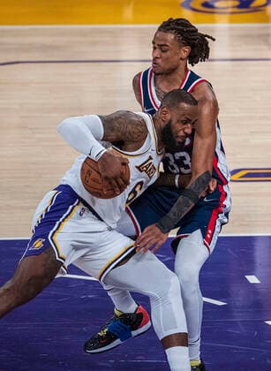 December 25, 2021, Los Angeles, California, USA: LeBron James 6 of the Los Angeles Lakers is blocked by Nicolas Claxton 33 of the Brooklyn Nets during their NBA, Basketball Herren, USA home game on Saturday December 25, 2021 at Crypto.com Arena in Los Angeles, California. Lakers lose to Nets, 115-122. PI Los Angeles USA - ZUMAp124 20211225_zaa_p124_015 Copyright: xJAVIERxROJASx