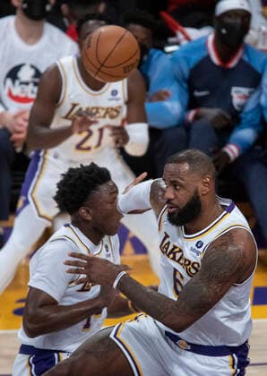 December 25, 2021, Los Angeles, California, USA: LeBron James 6 of the Los Angeles Lakers passes the ball during their NBA, Basketball Herren, USA home game against the Brooklyn Nets on Saturday December 25, 2021 at Crypto.com Arena in Los Angeles, California. Lakers lose to Nets, 115-122. PI Los Angeles USA - ZUMAp124 20211225_zaa_p124_021 Copyright: xJAVIERxROJASx