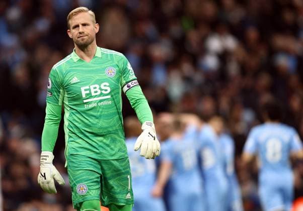 Manchester, England, 26th December 2021. Kasper Schmeichel of Leicester City dejected after conceding a second goal within 15 minutes during the Premier League match at the Etihad Stadium, Manchester. Picture credit should read: Darren Staples Sportimage EDITORIAL USE ONLY. No use with unauthorised audio, video, data, fixture lists, club league logos or live services. Online in-match use limited to 120 images, no video emulation. No use in betting, games or single club league player publications. SPI-1426-0017