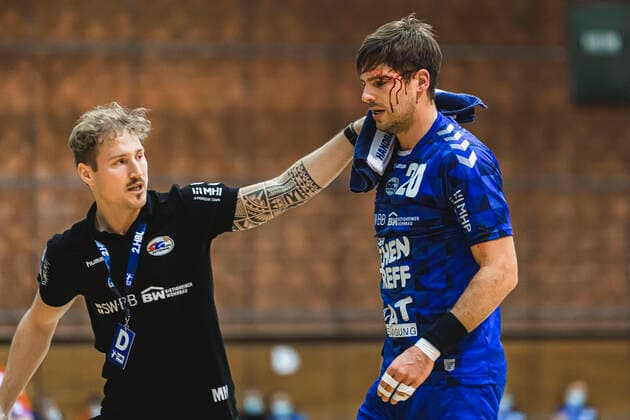 Bilder des Jahres 2021, Sport 12 Dezember Sport Themen der Woche KW51 Sport Bilder des Tages Bietigheim, Deutschland 26. Dezember 2021: 2. BL - 21 22 - SG BBM Bietigheim vs. TV Grosswallstadt Paco Barthe (SG BBM Bietigheim) Verletzt Verletzung Schmerzen Bietigheim-Bissingen Halle am Viadukt Baden-Württemberg Deutschland *** Bietigheim, Germany 26 December 2021 2 BL 21 22 SG BBM Bietigheim vs TV Grosswallstadt Paco Barthe SG BBM Bietigheim Injured Injury Pain Bietigheim Bissingen Halle am Viadukt Baden Württemberg Germany