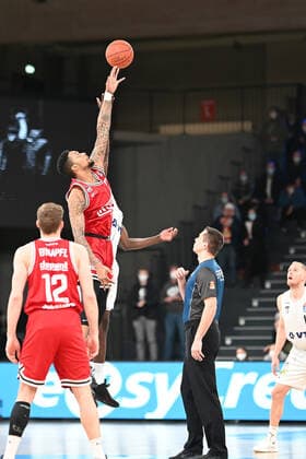 Basketball I Herren I Saison 2021-2022 I BBL I 13. Spieltag I Hamburg Towers - Jobstairs Gießen 46ers I 26.12.2021 Phillip Fayne (10, JobStairs GIESSEN 46ers) gegen Eddy Edigin (17, Hamburg Towers) Hamburg-Wilhelmsburg edel-optics.de Arena Hamburg Deutschland Copyright: xLobeca Schlikisx