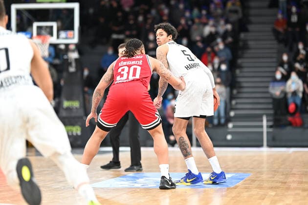 Basketball I Herren I Saison 2021-2022 I BBL I 13. Spieltag I Hamburg Towers - Jobstairs Gießen 46ers I 26.12.2021 Timeric Williams JR (30, JobStairs GIESSEN 46ers) wartet auf Caleb Homesley (5, Hamburg Towers) Hamburg-Wilhelmsburg edel-optics.de Arena Hamburg Deutschland Copyright: xLobeca Schlikisx