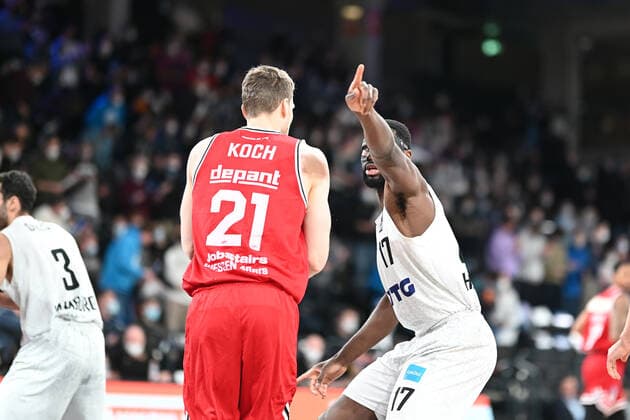 Basketball I Herren I Saison 2021-2022 I BBL I 13. Spieltag I Hamburg Towers - Jobstairs Gießen 46ers I 26.12.2021 Eddy Edigin (17, Hamburg Towers) beschwert sich, dass Florian Koch (21, JobStairs GIESSEN 46ers) einen Fehler gemacht hat Hamburg-Wilhelmsburg edel-optics.de Arena Hamburg Deutschland Copyright: xLobeca Schlikisx