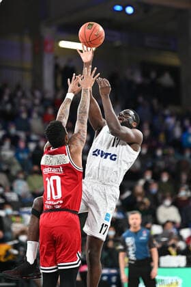 Basketball I Herren I Saison 2021-2022 I BBL I 13. Spieltag I Hamburg Towers - Jobstairs Gießen 46ers I 26.12.2021 Phillip Fayne (10, JobStairs GIESSEN 46ers) kann den Wurf von Eddy Edigin (17, Hamburg Towers) nicht verhindern Hamburg-Wilhelmsburg edel-optics.de Arena Hamburg Deutschland Copyright: xLobeca Schlikisx