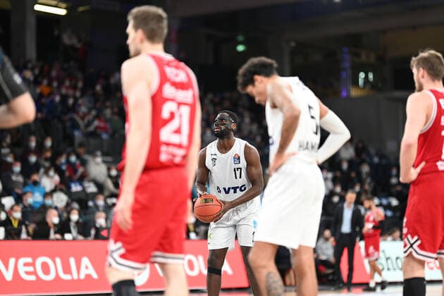 Basketball I Herren I Saison 2021-2022 I BBL I 13. Spieltag I Hamburg Towers - Jobstairs Gießen 46ers I 26.12.2021 Wurf von Eddy Edigin (17, Hamburg Towers) Hamburg-Wilhelmsburg edel-optics.de Arena Hamburg Deutschland Copyright: xLobeca Schlikisx