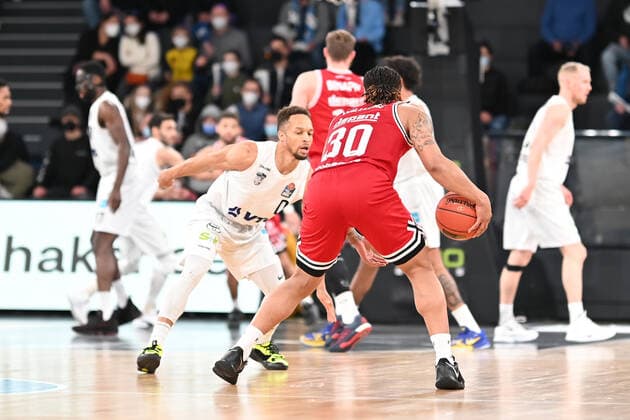 Basketball I Herren I Saison 2021-2022 I BBL I 13. Spieltag I Hamburg Towers - Jobstairs Gießen 46ers I 26.12.2021 Jaylon Brown (0, Hamburg Towers) wartet auf Timeric Williams JR (30, JobStairs GIESSEN 46ers) Hamburg-Wilhelmsburg edel-optics.de Arena Hamburg Deutschland Copyright: xLobeca Schlikisx