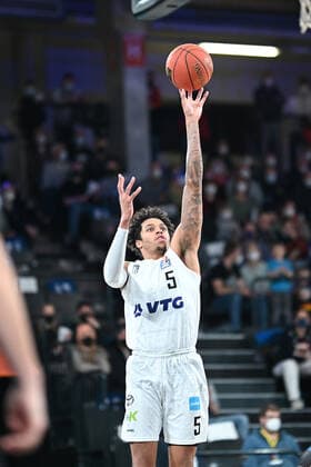 Basketball I Herren I Saison 2021-2022 I BBL I 13. Spieltag I Hamburg Towers - Jobstairs Gießen 46ers I 26.12.2021 Caleb Homesley (5, Hamburg Towers) macht ihn rein Hamburg-Wilhelmsburg edel-optics.de Arena Hamburg Deutschland Copyright: xLobeca Schlikisx
