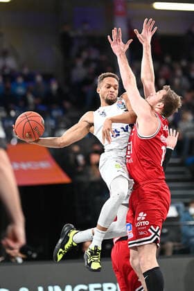 Basketball I Herren I Saison 2021-2022 I BBL I 13. Spieltag I Hamburg Towers - Jobstairs Gießen 46ers I 26.12.2021 Ray McCallum (10, Hamburg Towers) wird von Johannes Lischka (13, JobStairs GIESSEN 46ers) gestört Hamburg-Wilhelmsburg edel-optics.de Arena Hamburg Deutschland Copyright: xLobeca Schlikisx