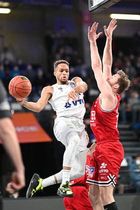 Basketball I Herren I Saison 2021-2022 I BBL I 13. Spieltag I Hamburg Towers - Jobstairs Gießen 46ers I 26.12.2021 Ray McCallum (10, Hamburg Towers) wird von Johannes Lischka (13, JobStairs GIESSEN 46ers) gestört Hamburg-Wilhelmsburg edel-optics.de Arena Hamburg Deutschland Copyright: xLobeca Schlikisx