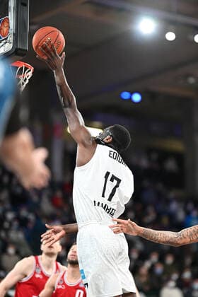 Basketball I Herren I Saison 2021-2022 I BBL I 13. Spieltag I Hamburg Towers - Jobstairs Gießen 46ers I 26.12.2021 Eddy Edigin (17, Hamburg Towers) macht ihn rein Hamburg-Wilhelmsburg edel-optics.de Arena Hamburg Deutschland Copyright: xLobeca Schlikisx