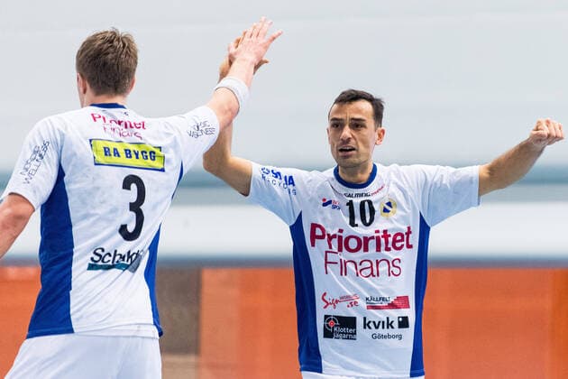 211226 Redbergslids Elliot Stenmalm och Marko Lasica jublar under handbollsmatchen i Handbollsligan mellan Redbergslid och HK Malmö den 26 december 2021 i Göteborg. Copyright: MATHIASxBERGELD BB211226MB066