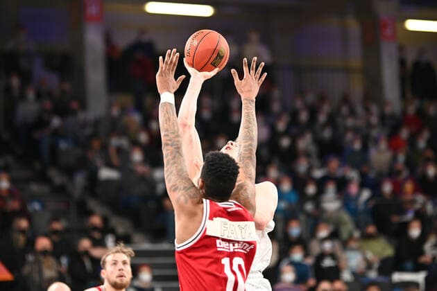 Basketball I Herren I Saison 2021-2022 I BBL I 13. Spieltag I Hamburg Towers - Jobstairs Gießen 46ers I 26.12.2021 Maik Kotsar (11, Hamburg Towers) will den Ball einwerfen, Phillip Fayne (10, JobStairs GIESSEN 46ers) hat was dagegen Hamburg-Wilhelmsburg edel-optics.de Arena Hamburg Deutschland Copyright: xLobeca Schlikisx
