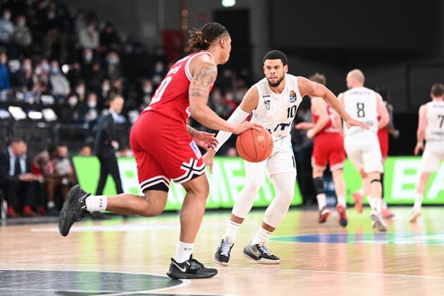 Basketball I Herren I Saison 2021-2022 I BBL I 13. Spieltag I Hamburg Towers - Jobstairs Gießen 46ers I 26.12.2021 Timeric Williams JR (30, JobStairs GIESSEN 46ers) gegen Ray McCallum (10, Hamburg Towers) Hamburg-Wilhelmsburg edel-optics.de Arena Hamburg Deutschland Copyright: xLobeca Schlikisx