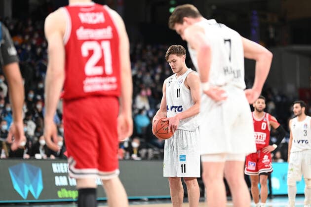 Basketball I Herren I Saison 2021-2022 I BBL I 13. Spieltag I Hamburg Towers - Jobstairs Gießen 46ers I 26.12.2021 Maik Kotsar (11, Hamburg Towers) Freiwurf Hamburg-Wilhelmsburg edel-optics.de Arena Hamburg Deutschland Copyright: xLobeca Schlikisx