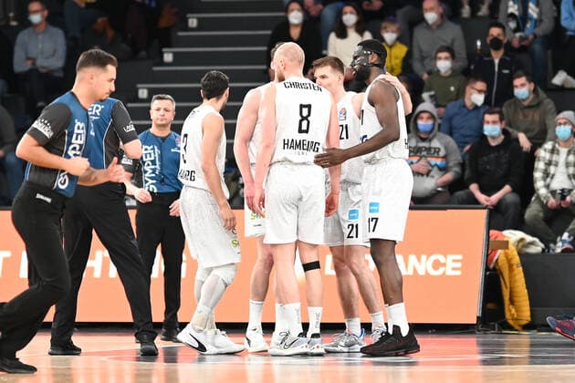 Basketball I Herren I Saison 2021-2022 I BBL I 13. Spieltag I Hamburg Towers - Jobstairs Gießen 46ers I 26.12.2021 Hamburg Towers besprechen sich Hamburg-Wilhelmsburg edel-optics.de Arena Hamburg Deutschland Copyright: xLobeca Schlikisx