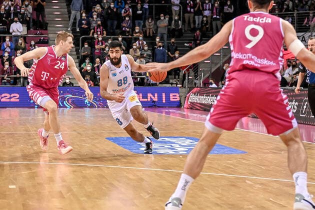 easyCredit BBL, Telekom Baskets Bonn vs. Syntainics MBC , 26.12.2021 Tim Hasbargen (Telekom Baskets Bonn 24), Behnam Yakhchali (Syntainics MBC 88), easyCredit BBL, Telekom Baskets Bonn vs. Syntainics MBC am 26.12.2021 im Telekom Dome Bonn, Bonn (Nordrhein-Westfalen) Copyright: xBEAUTIFULxSPORTS Mueller-Laschetx