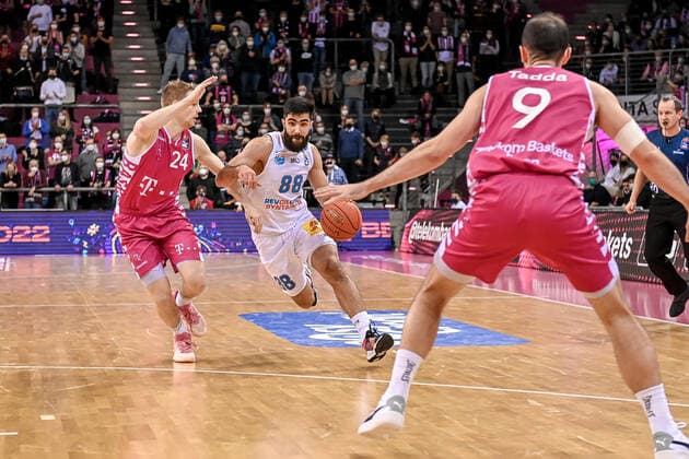 easyCredit BBL, Telekom Baskets Bonn vs. Syntainics MBC , 26.12.2021 Tim Hasbargen (Telekom Baskets Bonn 24),Behnam Yakhchali (Syntainics MBC 88), easyCredit BBL, Telekom Baskets Bonn vs. Syntainics MBC am 26.12.2021 im Telekom Dome Bonn, Bonn (Nordrhein-Westfalen) Copyright: xBEAUTIFULxSPORTS Mueller-Laschetx