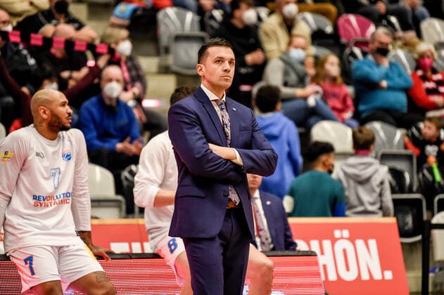 easyCredit BBL, Telekom Baskets Bonn vs. Syntainics MBC , 26.12.2021 Igor Jovovic (Trainer Syntainics MBC), easyCredit BBL, Telekom Baskets Bonn vs. Syntainics MBC am 26.12.2021 im Telekom Dome Bonn, Bonn (Nordrhein-Westfalen) Copyright: xBEAUTIFULxSPORTS Mueller-Laschetx