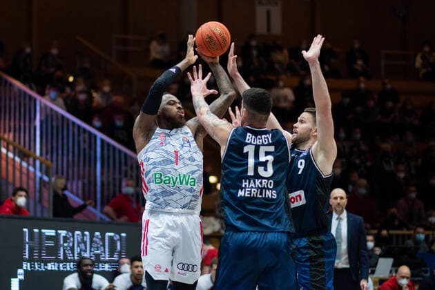 Deshaun Thomas (FC Bayern Muenchen Basketball) im Zweikampf mit Bogdan Radosavljevic (Merlins Crailsheim), Fabian Bleck (Merlins Crailsheim), GER, HAKRO Merlins Crailsheim vs. FC Bayern Muenchen Basketball, 26.12.2021, 13. Spieltag easycredit Basketball Bundesliga, Spielzeit 2021 2022. GER, HAKRO Merlins Crailsheim vs. FC Bayern Muenchen Basketball, 26.12.2021, 13. Spieltag easycredit Basketball Bundesliga, Spielzeit 2021 2022 Crailsheim Copyright: xEibner MichaelxMemmlerx EP_MMR
