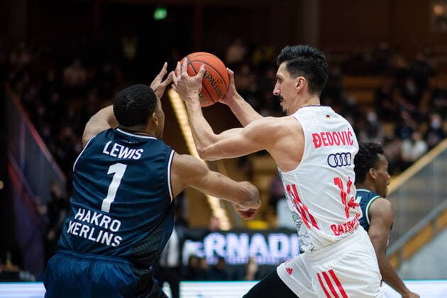Nihad Djedovic (FC Bayern Muenchen Basketball) im Zweikampf mit Jaren Lewis (Merlins Crailsheim), GER, HAKRO Merlins Crailsheim vs. FC Bayern Muenchen Basketball, 26.12.2021, 13. Spieltag easycredit Basketball Bundesliga, Spielzeit 2021 2022 GER, HAKRO Merlins Crailsheim vs. FC Bayern Muenchen Basketball, 26.12.2021, 13. Spieltag easycredit Basketball Bundesliga, Spielzeit 2021 2022 Crailsheim Copyright: xEibner MichaelxMemmlerx EP_MMR