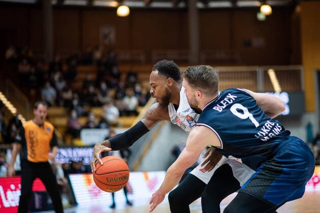 Deshaun Thomas (FC Bayern Muenchen Basketball) im Zweikampf mit Fabian Bleck (Merlins Crailsheim), GER, HAKRO Merlins Crailsheim vs. FC Bayern Muenchen Basketball, 26.12.2021, 13. Spieltag easycredit Basketball Bundesliga, Spielzeit 2021 2022 GER, HAKRO Merlins Crailsheim vs. FC Bayern Muenchen Basketball, 26.12.2021, 13. Spieltag easycredit Basketball Bundesliga, Spielzeit 2021 2022 Crailsheim Copyright: xEibner MichaelxMemmlerx EP_MMR