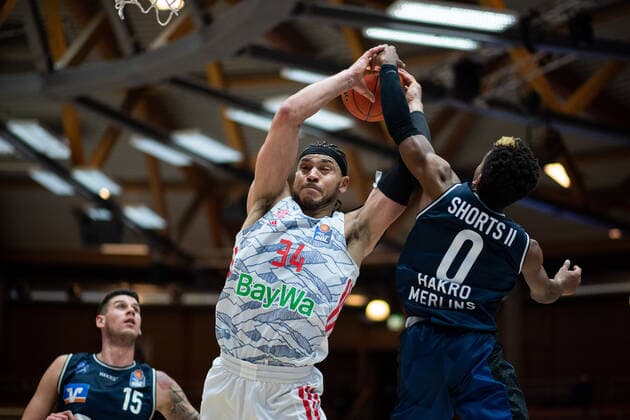 Gavin Schilling (FC Bayern Muenchen Basketball) am Korb gegen T.J. Shorts (Merlins Crailsheim), GER, HAKRO Merlins Crailsheim vs. FC Bayern Muenchen Basketball, 26.12.2021, 13. Spieltag easycredit Basketball Bundesliga, Spielzeit 2021 2022 GER, HAKRO Merlins Crailsheim vs. FC Bayern Muenchen Basketball, 26.12.2021, 13. Spieltag easycredit Basketball Bundesliga, Spielzeit 2021 2022 Crailsheim Copyright: xEibner MichaelxMemmlerx EP_MMR