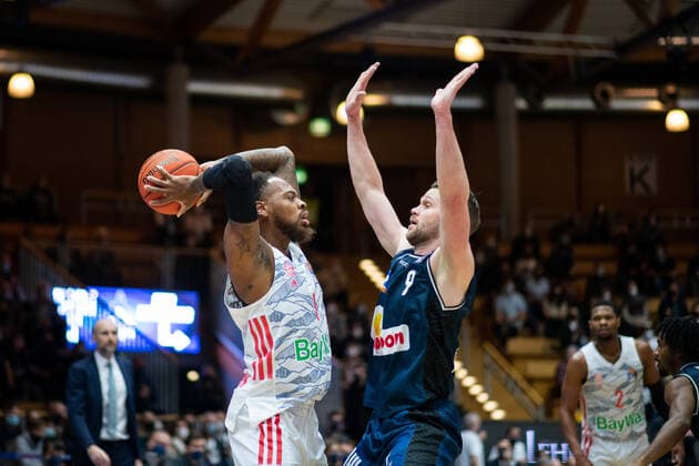 Deshaun Thomas (FC Bayern Muenchen Basketball) im Zweikampf mit Fabian Bleck (Merlins Crailsheim), GER, HAKRO Merlins Crailsheim vs. FC Bayern Muenchen Basketball, 26.12.2021, 13. Spieltag easycredit Basketball Bundesliga, Spielzeit 2021 2022. GER, HAKRO Merlins Crailsheim vs. FC Bayern Muenchen Basketball, 26.12.2021, 13. Spieltag easycredit Basketball Bundesliga, Spielzeit 2021 2022 Crailsheim Copyright: xEibner MichaelxMemmlerx EP_MMR