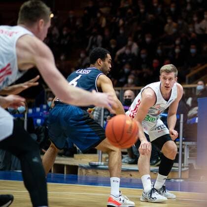 Ognjen Jaramaz (FC Bayern Muenchen Basketball) im Zweikampf mit Elias Lasisi (Merlins Crailsheim), GER, HAKRO Merlins Crailsheim vs. FC Bayern Muenchen Basketball, 26.12.2021, 13. Spieltag easycredit Basketball Bundesliga, Spielzeit 2021 2022. GER, HAKRO Merlins Crailsheim vs. FC Bayern Muenchen Basketball, 26.12.2021, 13. Spieltag easycredit Basketball Bundesliga, Spielzeit 2021 2022 Crailsheim Copyright: xEibner MichaelxMemmlerx EP_MMR