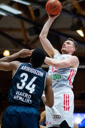 Leon Radosevic (FC Bayern Muenchen Basketball) am Korb gegen Richmond Aririguzoh (Merlins Crailsheim), GER, HAKRO Merlins Crailsheim vs. FC Bayern Muenchen Basketball, 26.12.2021, 13. Spieltag easycredit Basketball Bundesliga, Spielzeit 2021 2022 GER, HAKRO Merlins Crailsheim vs. FC Bayern Muenchen Basketball, 26.12.2021, 13. Spieltag easycredit Basketball Bundesliga, Spielzeit 2021 2022 Crailsheim Copyright: xEibner MichaelxMemmlerx EP_MMR