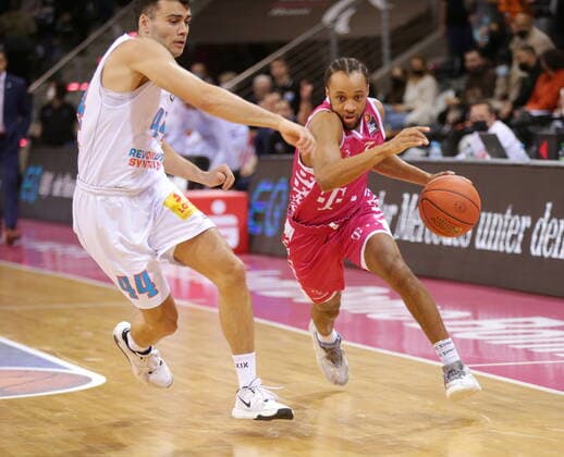 Parker Jackson-Cartwright Telekom Baskets Bonn vs. Nikola Rebic Syntainics MBC easyCredit BBL 1. Bundesliga , Saison 2021 2022 , Hauptrunde 13. Spieltag