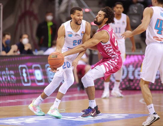 Jeremy Morgan Telekom Baskets Bonn vs. Jamel Morris Syntainics MBC easyCredit BBL 1. Bundesliga , Saison 2021 2022 , Hauptrunde 13. Spieltag