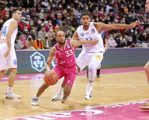 Parker Jackson-Cartwright Telekom Baskets Bonn vs. Kostja Mushidi Syntainics MBC easyCredit BBL 1. Bundesliga , Saison 2021 2022 , Hauptrunde 13. Spieltag