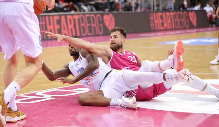 Leon Kratzer Telekom Baskets Bonn vs. Syntainics MBC , am Boden easyCredit BBL 1. Bundesliga , Saison 2021 2022 , Hauptrunde 13. Spieltag