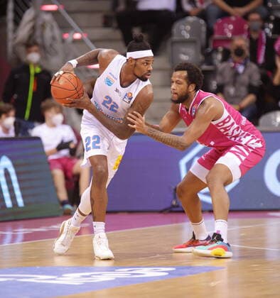 Justin Gorham Telekom Baskets Bonn vs. Chris Coffey Syntainics MBC easyCredit BBL 1. Bundesliga , Saison 2021 2022 , Hauptrunde 13. Spieltag