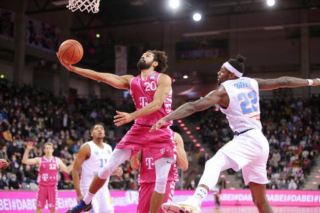 Sport Themen der Woche KW51 Sport Bilder des Tages Jeremy Morgan Telekom Baskets Bonn vs. Chris Coffey Syntainics MBC easyCredit BBL 1. Bundesliga , Saison 2021 2022 , Hauptrunde 13. Spieltag