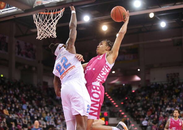 Tyson Ward Telekom Baskets Bonn vs. Chris Coffey Syntainics MBC easyCredit BBL 1. Bundesliga , Saison 2021 2022 , Hauptrunde 13. Spieltag