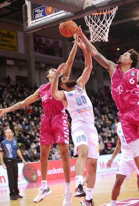Tyson Ward, Michael Kessens Telekom Baskets Bonn vs. Behnam Yakhchau Syntainics MBC easyCredit BBL 1. Bundesliga , Saison 2021 2022 , Hauptrunde 13. Spieltag