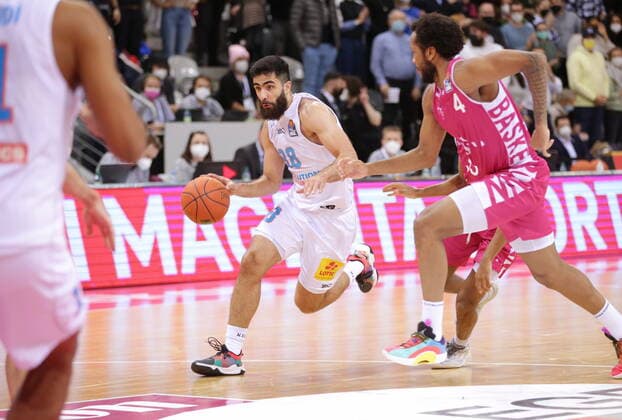Justin Gorham Telekom Baskets Bonn vs. Behnam Yakhchau Syntainics MBC easyCredit BBL 1. Bundesliga , Saison 2021 2022 , Hauptrunde 13. Spieltag